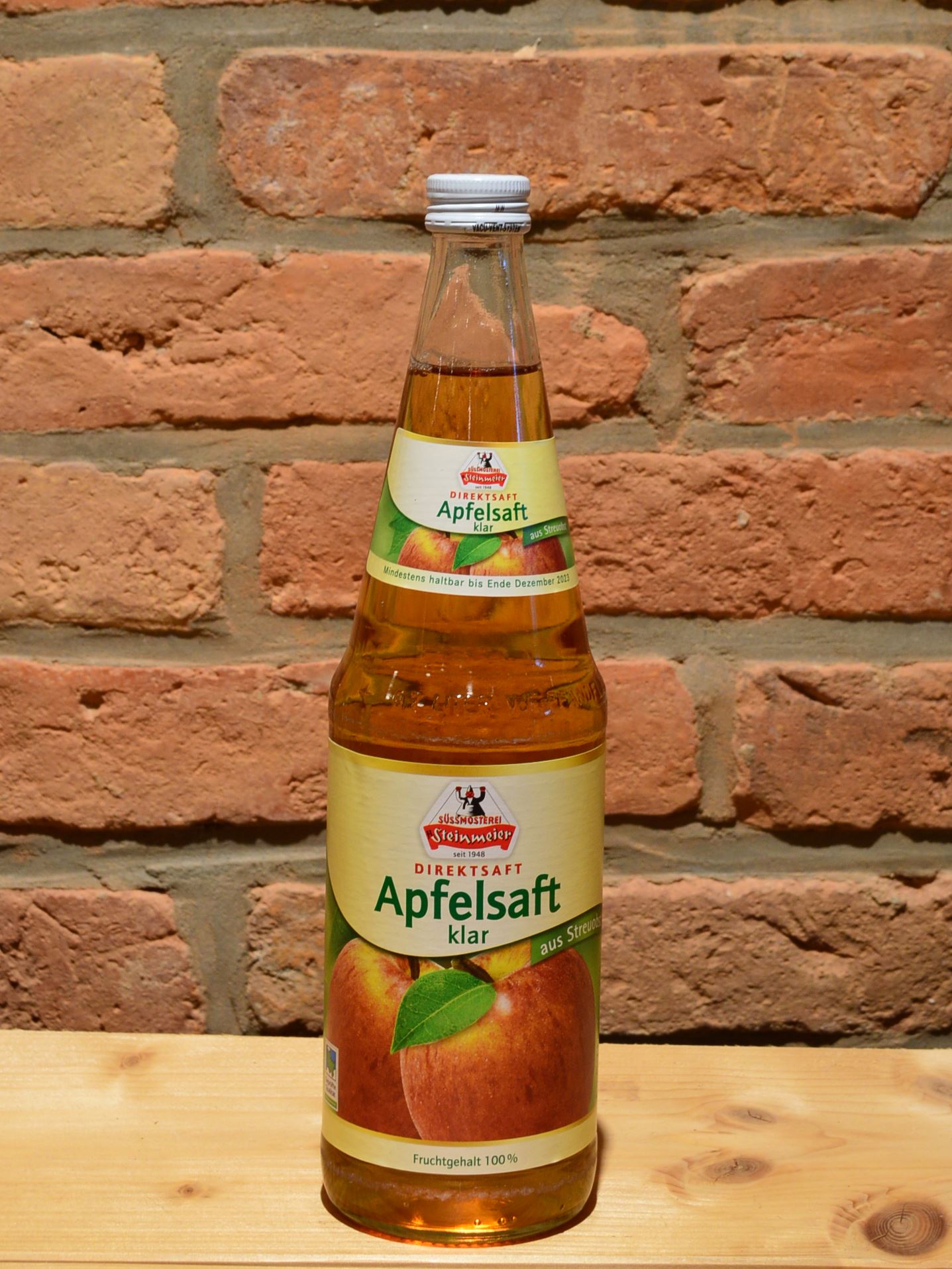 Apfelsaft klar 100 % 0,7 l inkl. Pfand Apfelsaft klar 100 % 0,7 l inkl. Pfand