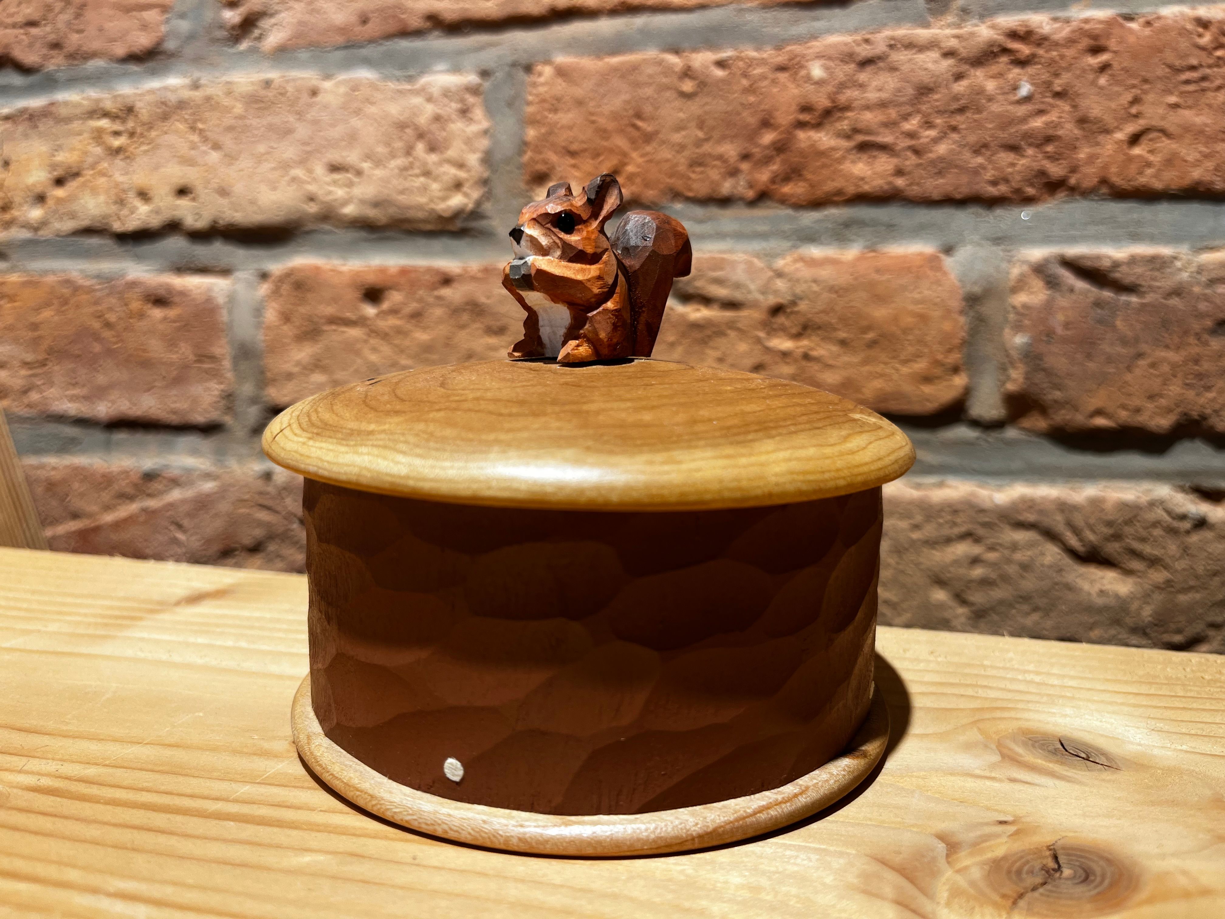 Kästchen mit Deckel Eichhörnchen